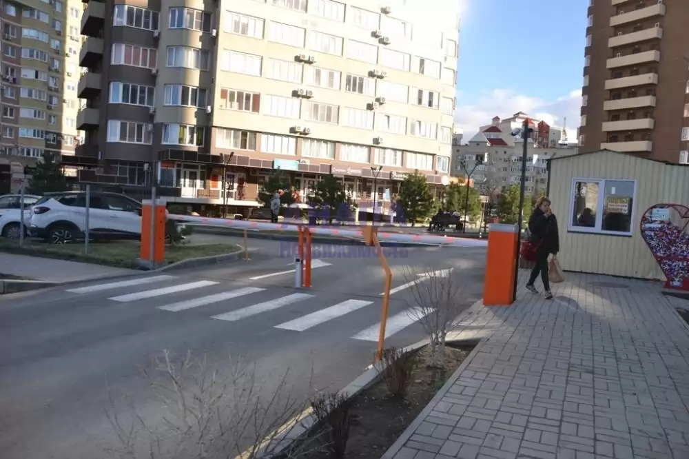 Закрытая территория двора