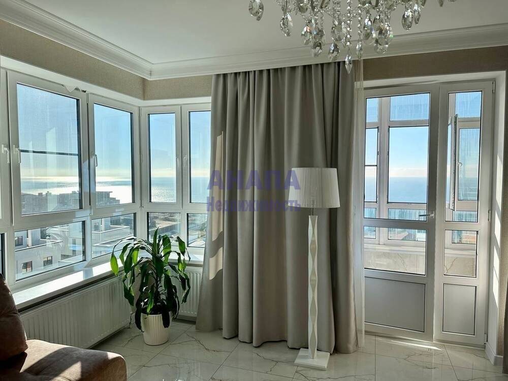 В гостиной два окна