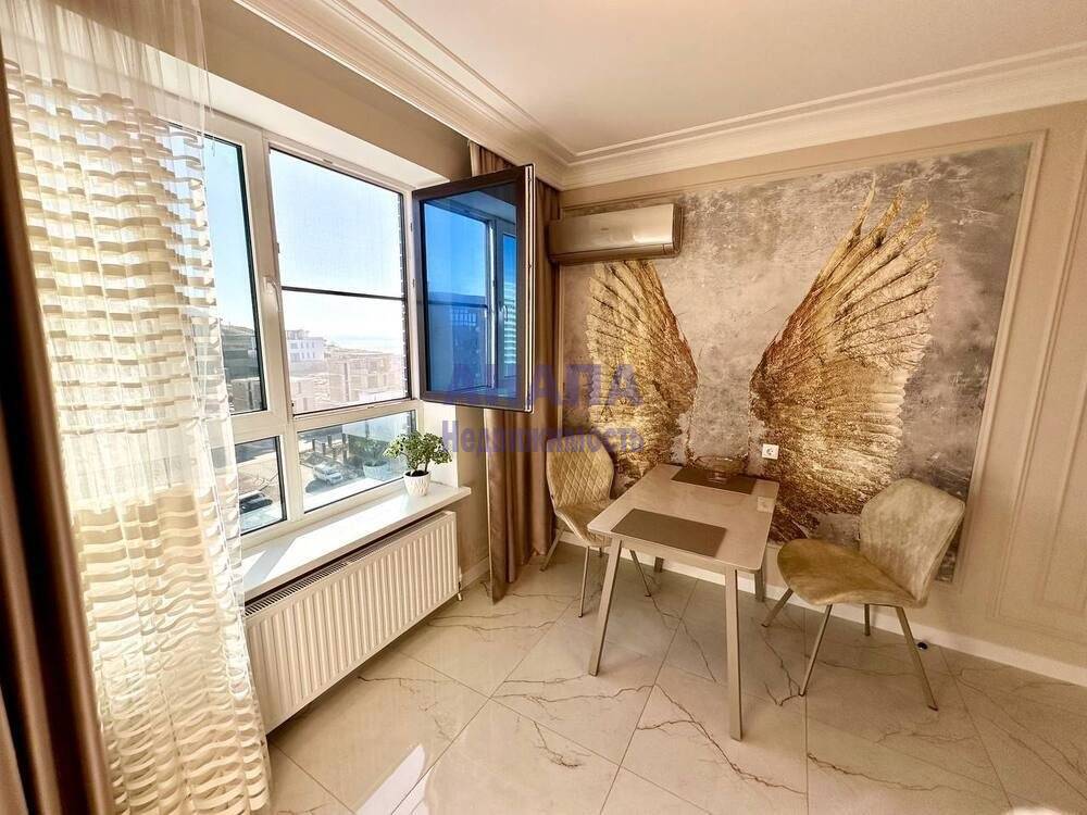 Из кухни вид на море